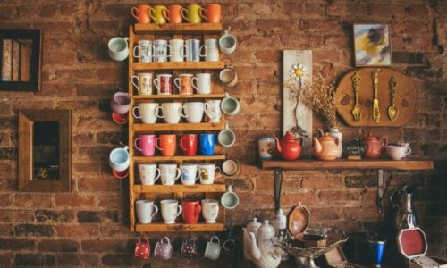Cultura e a Arte sendo desenvolvidas acompanhadas de uma bela xicara de café.