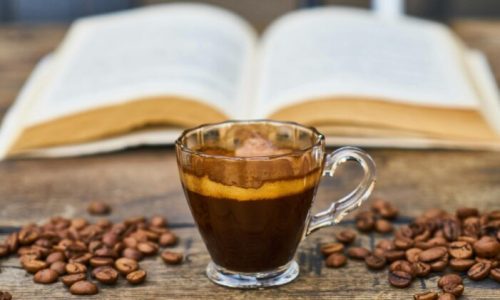 Desde as montanhas da Etiópia até se tornar a bebida mais consumida do mundo. Passando por monges sufis, portos árabes, contrabandistas indianos e salões parisienses,