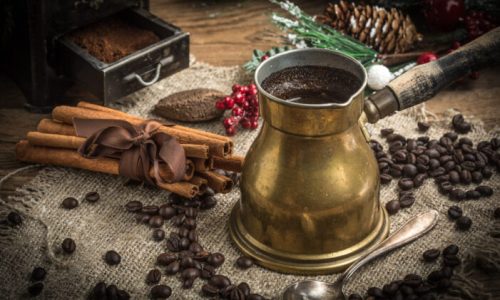 Linda mesa com especiarias e um café não coado
