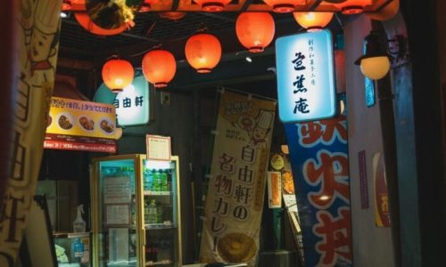 Café no oriente, explore como o café conquistou a China e o Japão, equilibrando tradição milenar do chá com inovação, cultura urbana e rituais modernos.