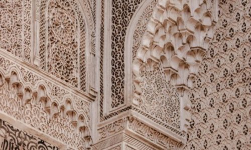 Uma história de sabor e influência que conecta o povo simples árabe ao luxo do palácio.