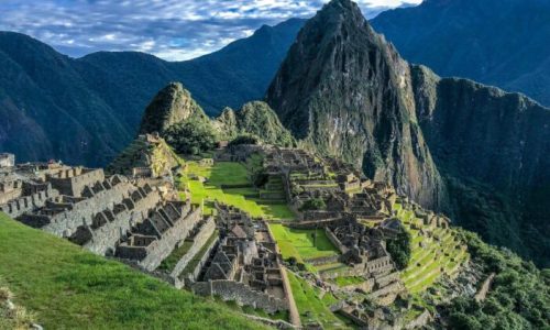 Explore como Peru e Equador resgataram a tradição do café de altitude e conquistam o mundo com grãos aromáticos e produção sustentável nos Andes.