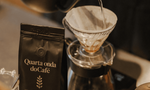 Estamos agora atravessando a fronteira da Quarta Onda do Café um paradigma onde a intuição do mestre dá lugar à precisão do algoritmo e a fazenda se transforma em um laboratório biotecnológico.