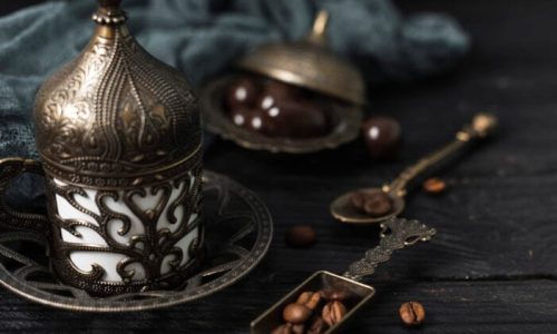 Cafeterias do Mundo tiveram início no século XV, as chamadas qahveh khaneh