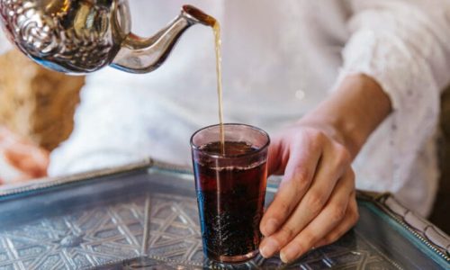 Café na Arábia Entenda como o café se espalhou pela Arábia e se tornou símbolo da cultura islâmica e hospitalidade no Oriente Médio.